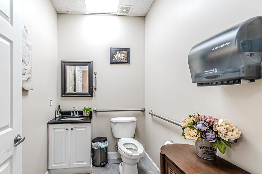 More Photos Of 16522-16536 Park Row, Houston Light Distribution For Lease