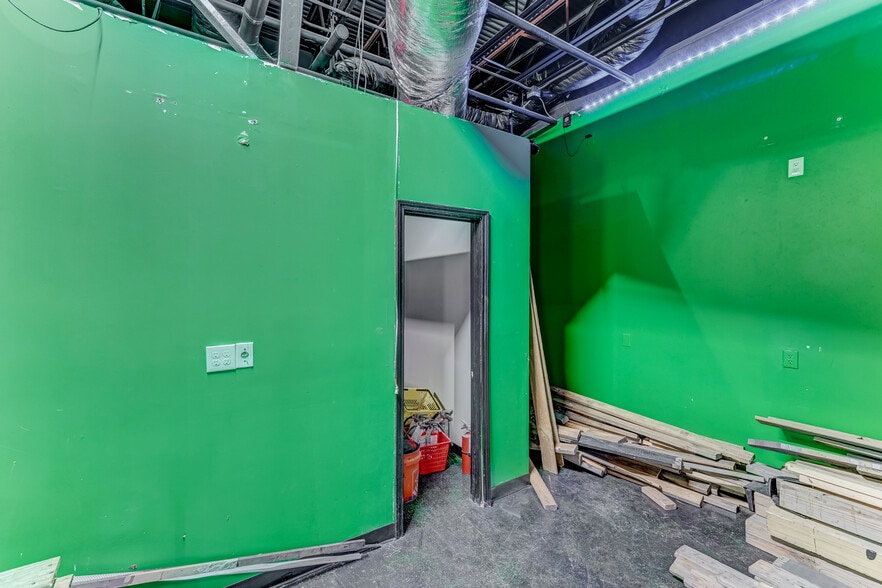 More Photos Of 324 Fm-1960 Rd, Houston General Retail For Sale