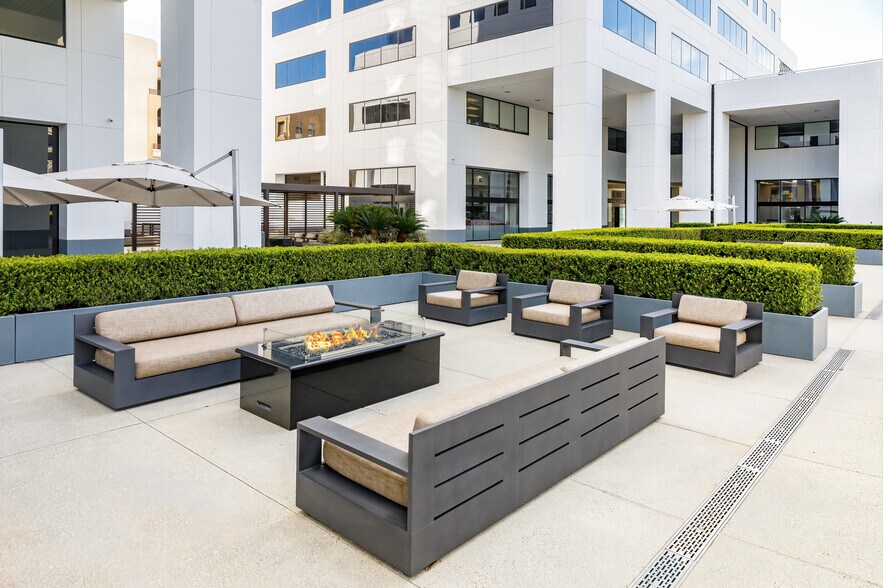 More Photos Of 6300 Canoga Ave, Woodland Hills Unknown For Lease