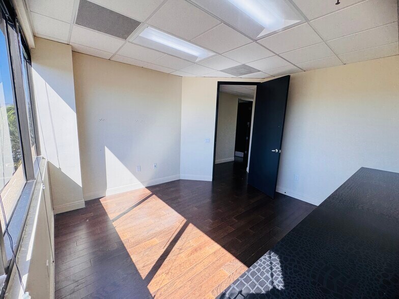 More Photos Of 21731 Ventura Blvd, Woodland Hills Medical For Lease