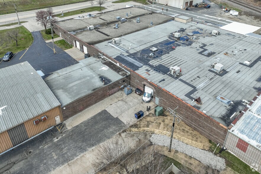 More Photos Of 6704 Pingree Rd, Crystal Lake Manufacturing For Lease