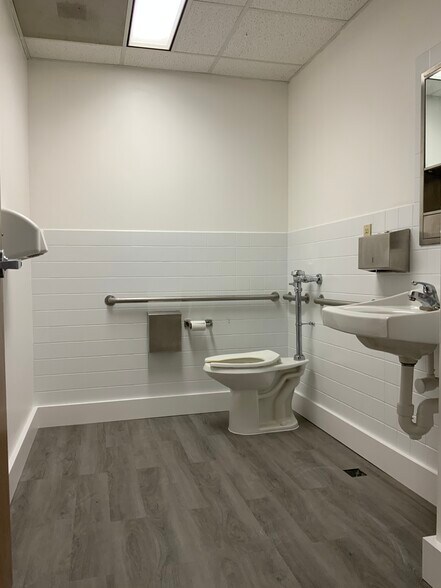 More Photos Of 643 Route 211E, Middletown Storefront Retail Office For Lease