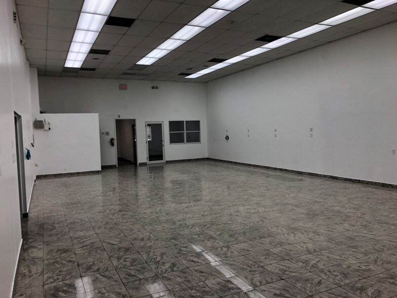 More Photos Of 6370-6376 NW 97th Ave, Doral Light Distribution For Lease