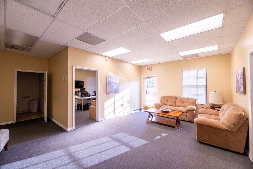 More Photos Of 8909 Regents Park Dr, Tampa Office Residential For Lease
