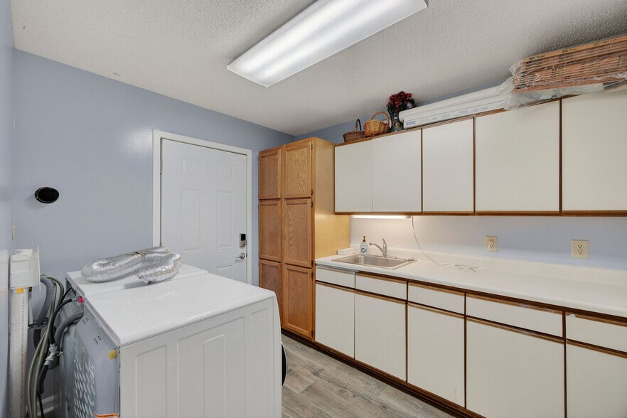 More Photos Of 104-H N Kerr Ave, Wilmington Office For Sale