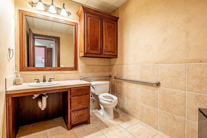 More Photos Of 6620 Bryant Irvin Rd, Fort Worth Medical For Lease