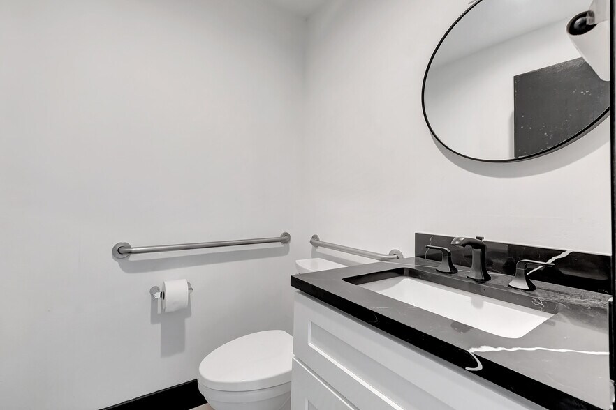 More Photos Of 705 Bond Way, Delray Beach Showroom For Sale