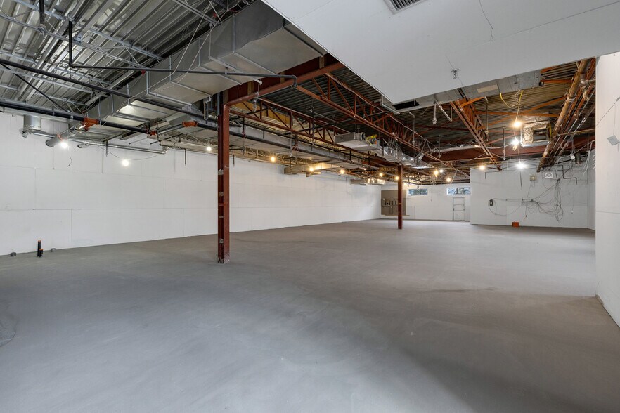 More Photos Of 3545 Boul Dagenais O, Laval Freestanding For Lease