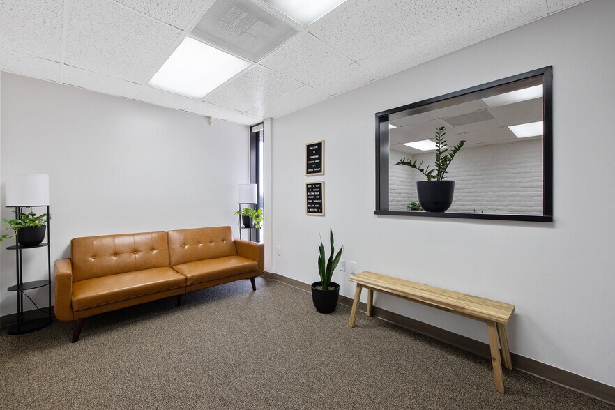 More Photos Of 1620 W Mineral King Ave, Visalia Office For Lease