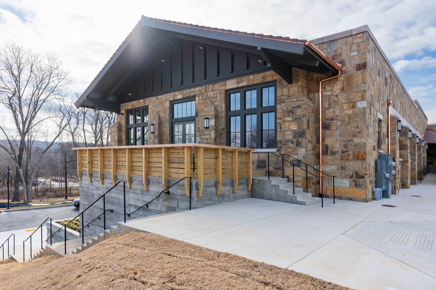 More Photos Of 2828 N Mansfield Ave, Fayetteville Unknown For Lease