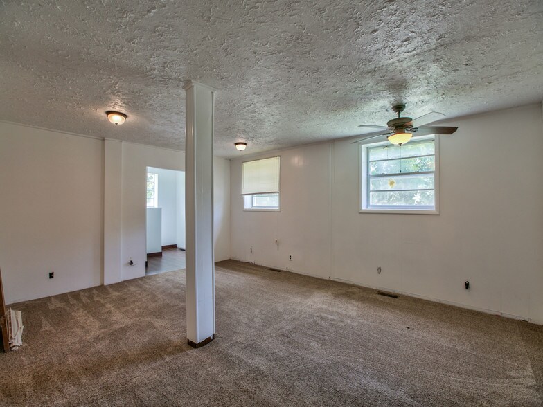 More Photos Of 765 E Washington St, Monticello Auto Repair For Sale
