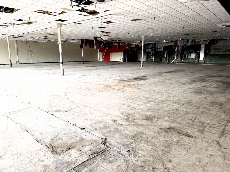 More Photos Of 11811 E 8 Mile Rd, Warren General Retail For Lease