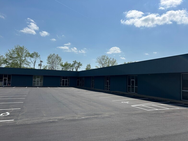 More Photos Of 724 Airways Blvd, Jackson Showroom For Lease