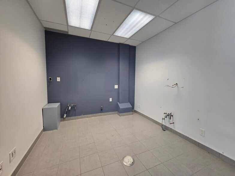 More Photos Of 9825 Boul De L'acadie, Montréal Unknown For Lease