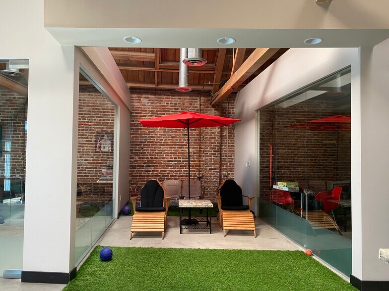 More Photos Of 1319-1321 W 11th St, Los Angeles Showroom For Lease