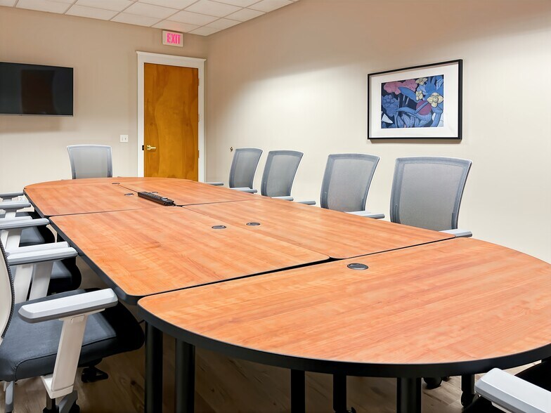 More Photos Of 300 E University Ave, Gainesville Coworking Space