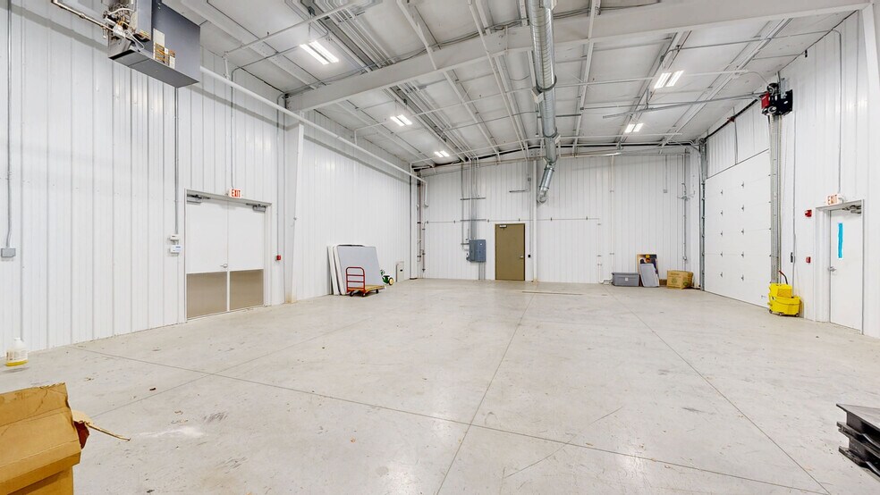 More Photos Of 200 Enterprise Dr, Pekin Light Distribution For Sale