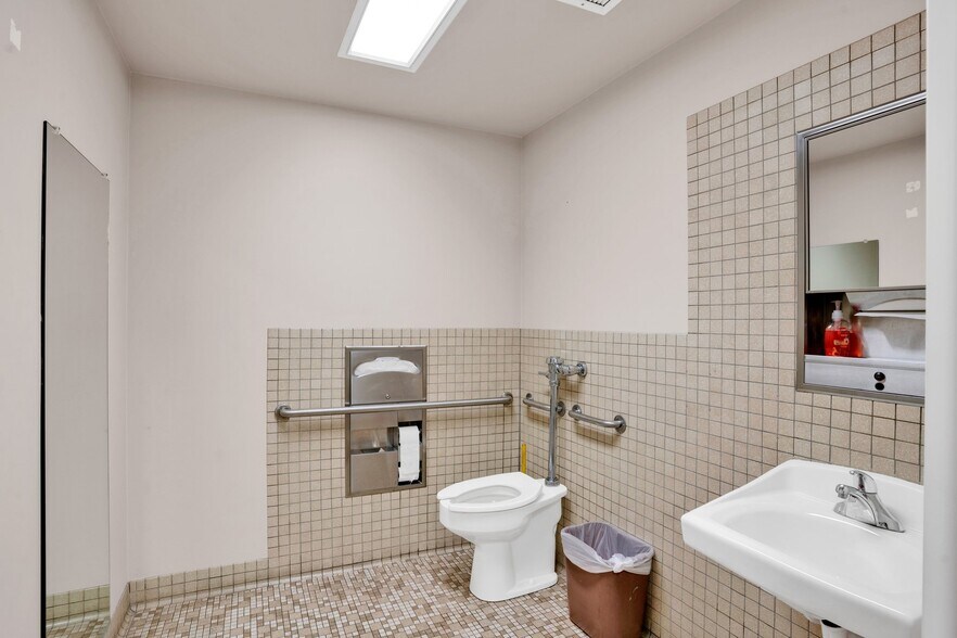 More Photos Of 780 Laurel St, San Carlos Bank For Lease