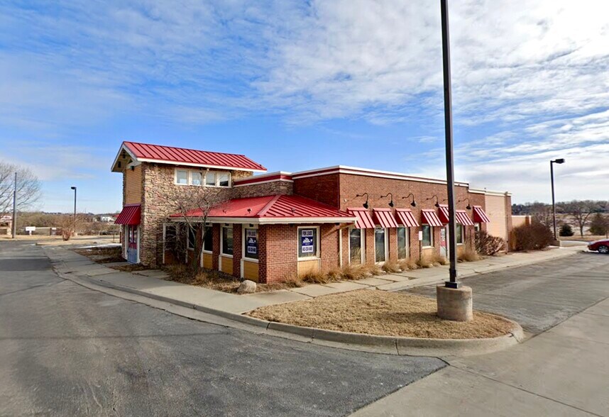 More Photos Of 13015 Birch Dr, Omaha Restaurant For Lease