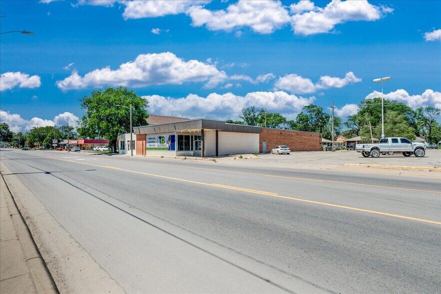 More Photos Of 722 4th ave, Hutchinson Office For Sale
