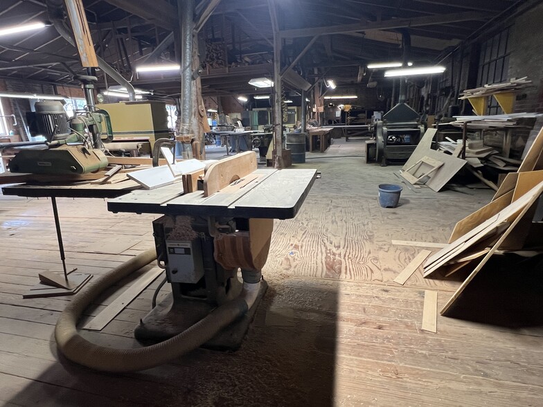 More Photos Of 1110 Dewey St, New Albany Storefront For Sale