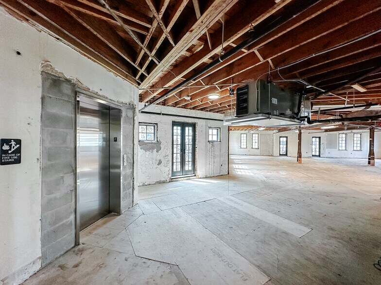 More Photos Of 601 Quay Commons, Sarasota Office For Sale