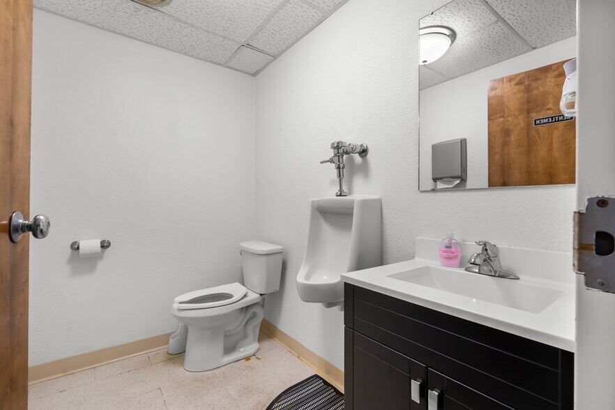 More Photos Of 3050 6th St SW, Cedar Rapids Warehouse For Lease