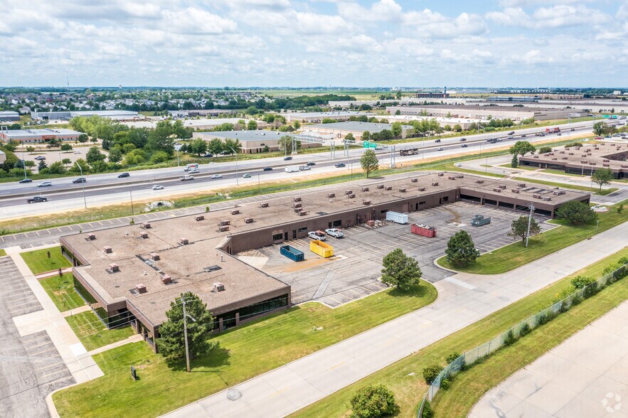 More Photos Of 4000-4100 114th St, Urbandale Flex For Lease