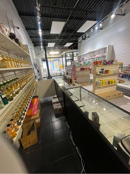 More Photos Of 232 E 47th St, Chicago General Retail For Sale