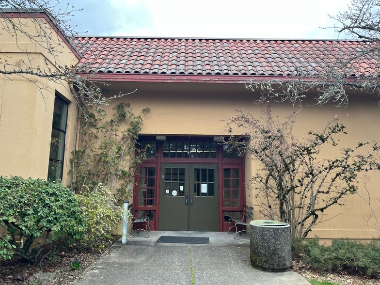 More Photos Of 7688 SW Capitol Hwy, Portland Specialty For Lease