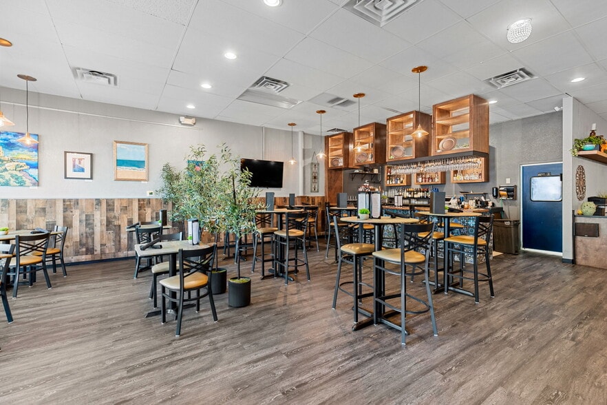 More Photos Of 516 Main St, Longmont Bar For Sale