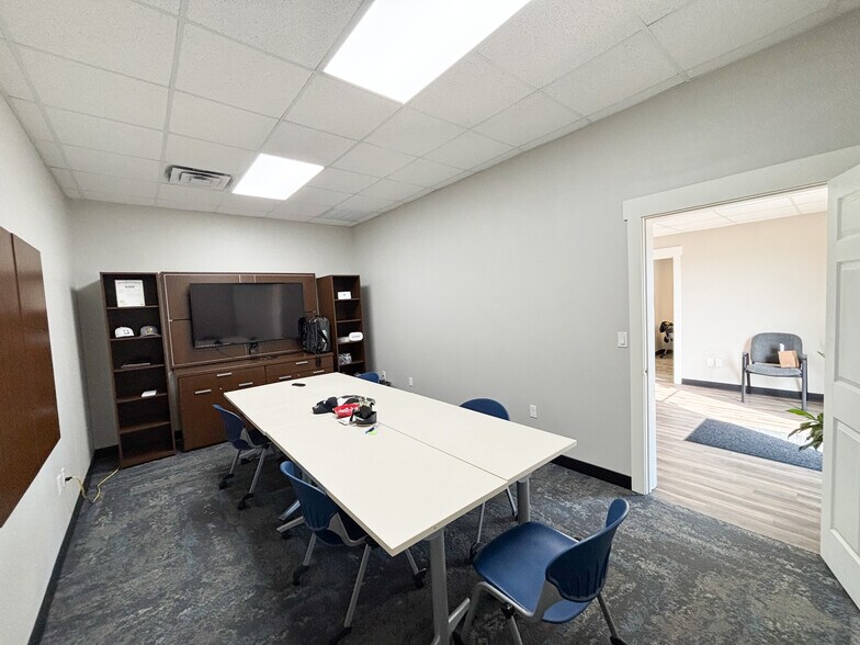 More Photos Of 4331 W CALHOUN St, Springfield Industrial For Lease