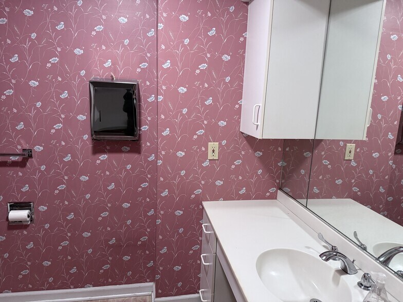 More Photos Of 235 Saratoga Rd, Schenectady Office For Sale