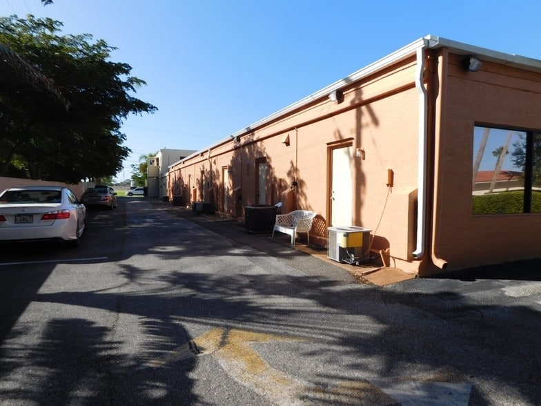 More Photos Of 127 Tampa Ave E, Venice Storefront Retail Office For Sale