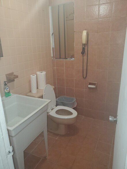 More Photos Of 7250 NE 4th Ct, Miami Showroom For Lease