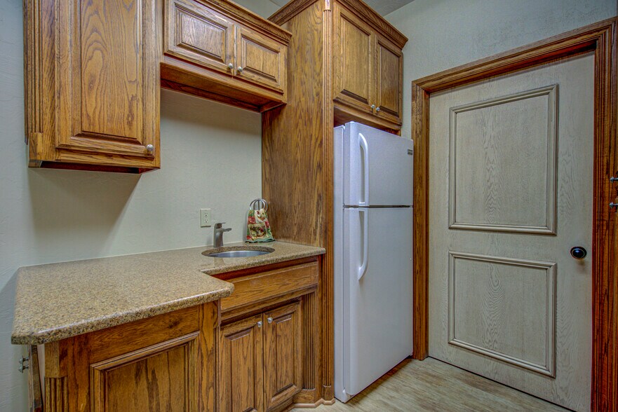 More Photos Of 2830 NW 32nd St, Newcastle Office For Sale