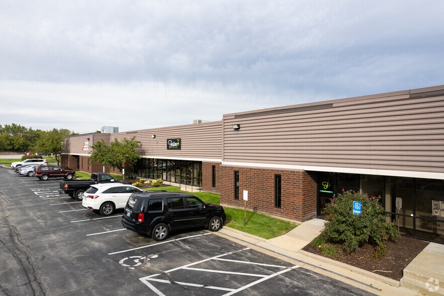 More Photos Of 9355-9375 Dielman Industrial Dr, Olivette Showroom For Lease
