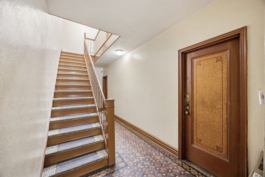 More Photos Of 7861 75th St, Glendale Multifamily For Sale