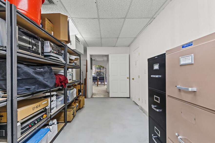 More Photos Of 26055 Bouquet Canyon Rd, Santa Clarita Veterinarian Kennel For Sale