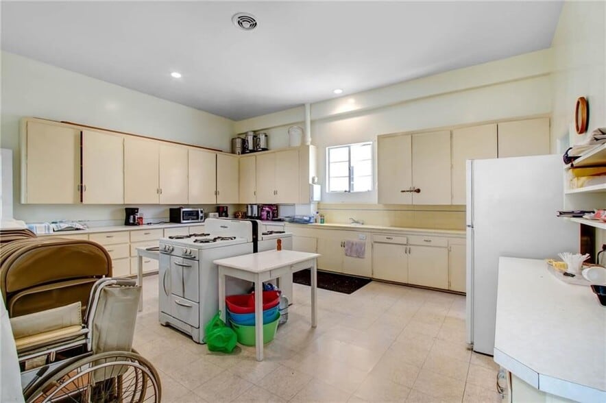 More Photos Of 724 S Glenoaks Blvd, Burbank Specialty For Sale