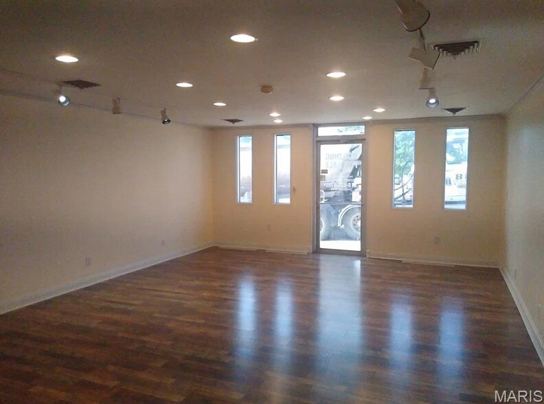 More Photos Of 301 W Broadway, Steeleville Freestanding For Sale