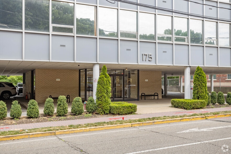 More Photos Of 175 Great Neck Rd, Great Neck Office For Lease