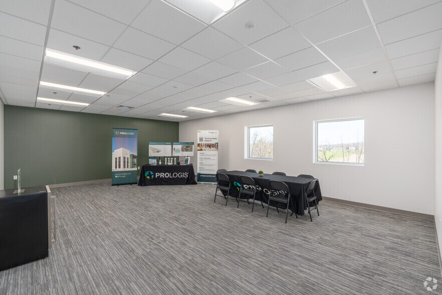 More Photos Of 9747 Commerce Cir, Kutztown Warehouse For Lease