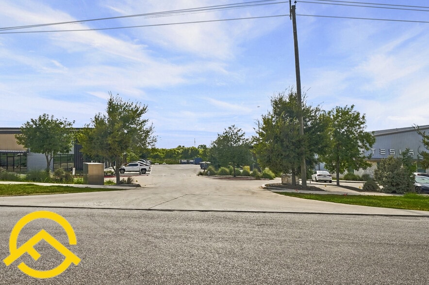 More Photos Of 300 Co Rd 199, Hutto Flex For Lease