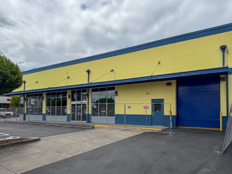 More Photos Of 8073 SE 17th Ave, Portland Freestanding For Lease
