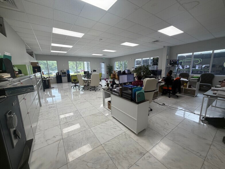 More Photos Of 3600 Westview Dr, Naples Showroom For Sale
