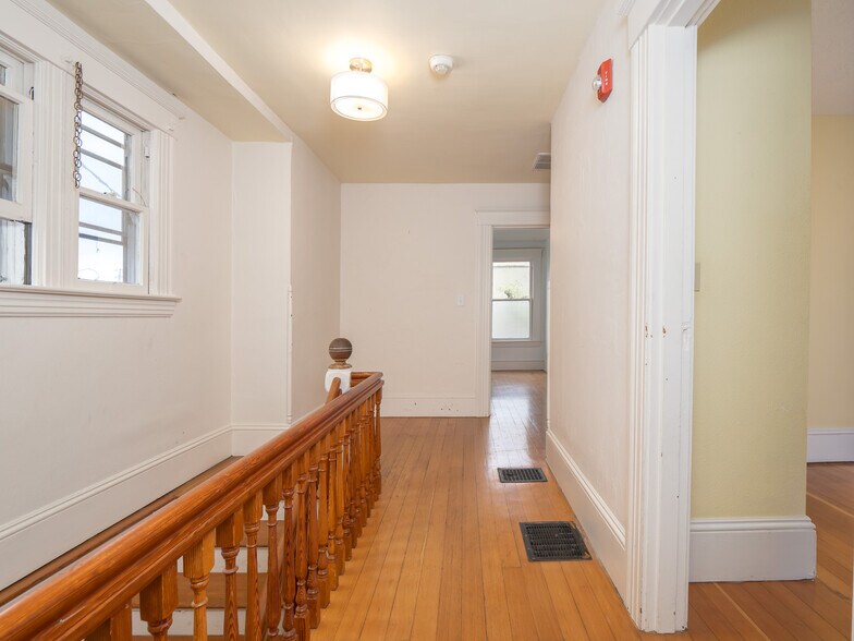 More Photos Of 317 NE Sacramento St, Portland Office For Sale