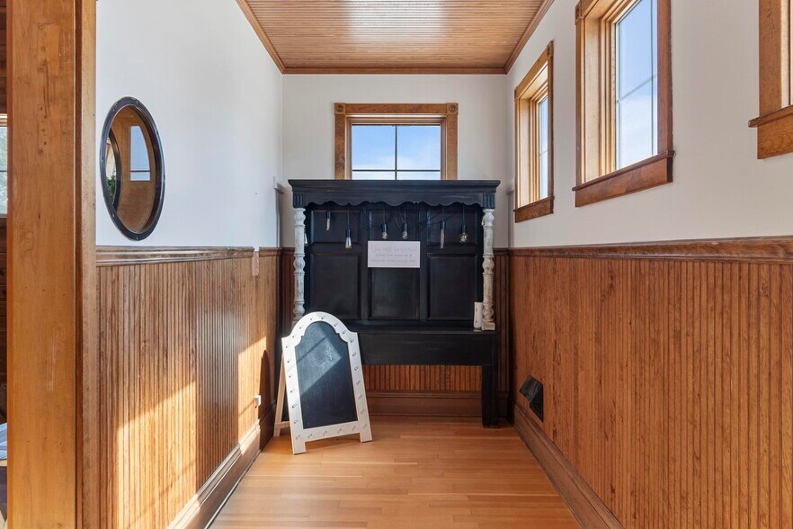 More Photos Of 109 E B St, Cedar Creek Freestanding For Sale