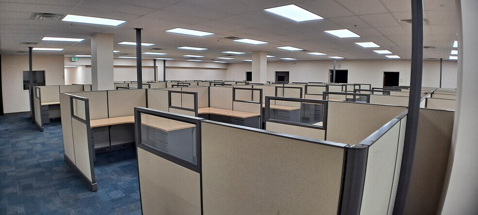 More Photos Of 5000 Park St N, Saint Petersburg Flex For Lease