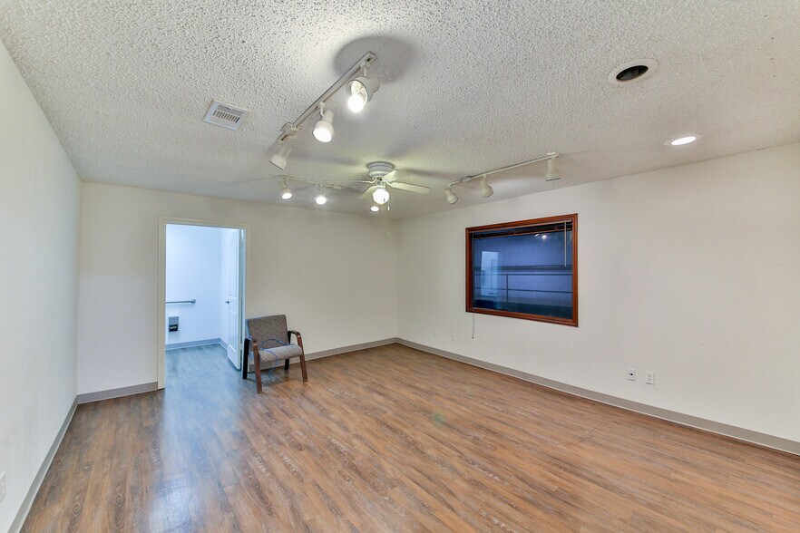 More Photos Of 423 S 8th St, La Porte Distribution For Lease